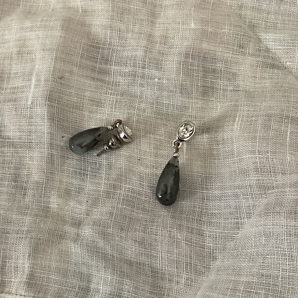 POST EARRINGS WITH ROUND RHINESTONE AND MARBLEIZED SMOKY TEARDROP.